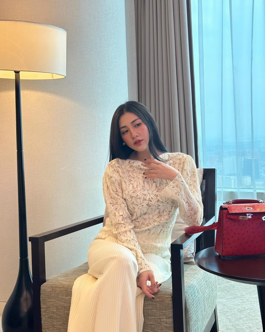 Chính sự cân bằng giữa tối giản và tinh tế đã giúp hình ảnh luôn duy trì vẻ quý phái mà không phô trương.