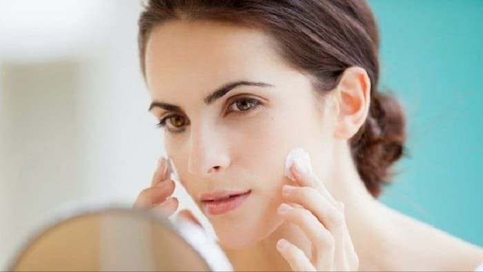 Khi cơ thể không được nghỉ ngơi đầy đủ, quá trình tái tạo tế bào suy giảm, lưu thông máu kém đi, dẫn đến quầng thâm và sắc da tái nhợt. 