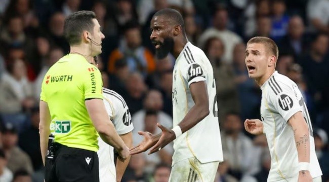 Franco Mastantuono nhận thẻ đỏ tai hại.