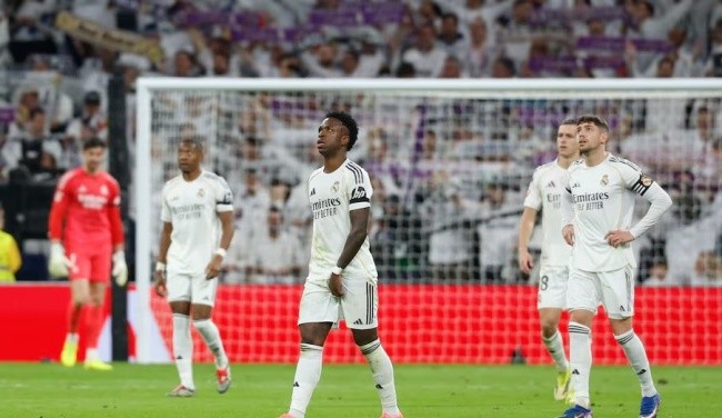 Vinicius đơn độc trên hàng công.