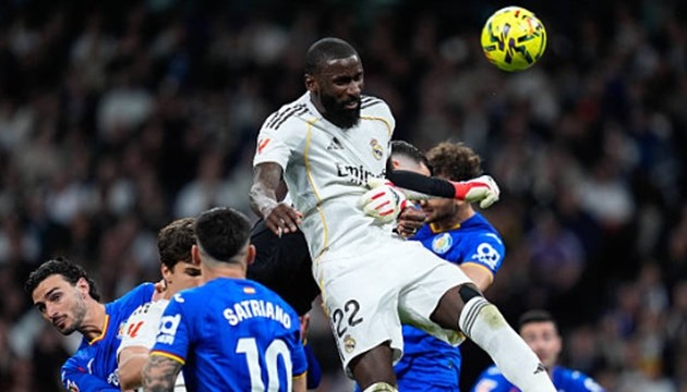 Trung vệ: Antonio Rüdiger – 6.3 điểm Rüdiger đã có một đêm thi đấu không thực sự an toàn. Anh khá may mắn khi VAR không can thiệp trong tình huống va chạm với Diego Rico. Đáng trách hơn, trung vệ này đã bỏ lỡ một cơ hội vàng để gỡ hòa ở phút 75 khi pha đánh đầu trong tư thế không người kèm của anh lại đi thiếu chính xác.