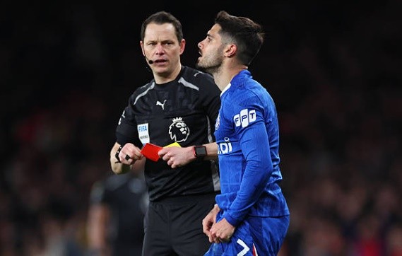 Tấm thẻ đỏ của Neto mới đây một lần nữa làm lộ rõ vấn đề kỷ luật bên phía Chelsea.