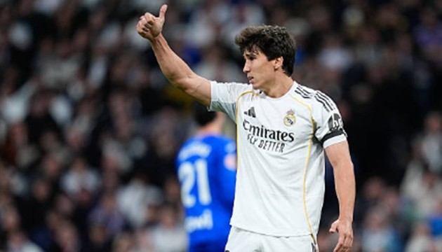 Tiền đạo cắm: Gonzalo García – 6.3 điểm Tiếp tục là một trận đấu đáng thất vọng của Garcia ở vị trí mũi nhọn. Anh chạy chỗ không có mục đích rõ ràng và thường xuyên để lỡ nhịp trong các pha tạt bóng của đồng đội. Màn trình diễn này cho thấy tài năng trẻ này vẫn chưa đủ bản lĩnh để thay thế các đàn anh trong những trận cầu bế tắc.