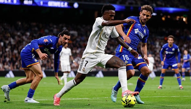 Tiền đạo trái: Vinicius Junior – 6.3 điểm Vẫn là ngòi nổ chính nhưng Vinicius đã có một ngày thi đấu cực kỳ ức chế. Việc bị các hậu vệ Getafe liên tục phạm lỗi khiến ngôi sao người Brazil mất bình tĩnh và không thể duy trì được sự sắc bén thường thấy. Chuỗi trận ghi bàn liên tiếp của anh đã chính thức dừng lại sau màn trình diễn thiếu hiệu quả này.