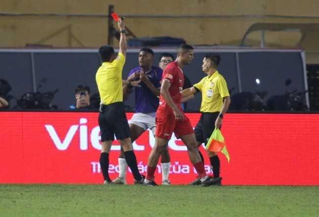 Daniel Passira dính thẻ đỏ.