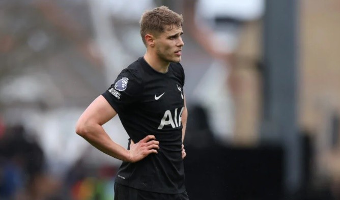 Hàng thủ của Chelsea có thể sẽ cải thiện đáng kể nếu chiêu mộ thành công Van de Ven.