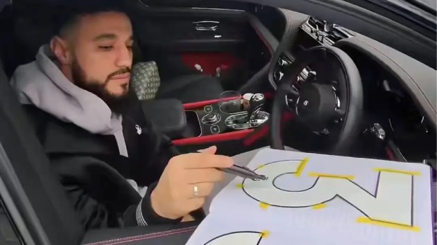  Mazraoui được khen ngợi với màn xử lý thông minh trước cá nhân trục lợi chữ ký cầu thủ.