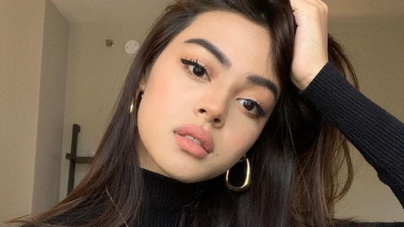 Trước khi thoa son, hãy dùng một lượng nhỏ kem che khuyết điểm hoặc kem nền tiệp màu da, tán nhẹ quanh viền môi bằng mút hoặc bông phấn.