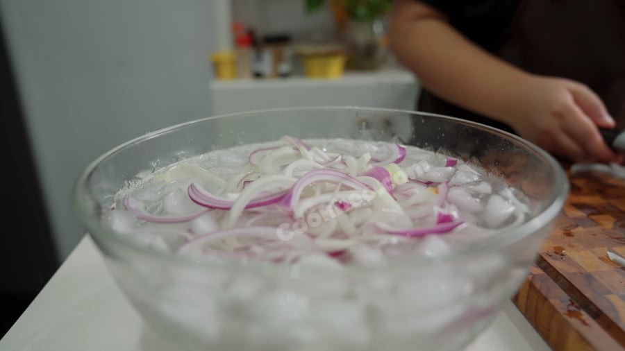 Ngâm nước đá pha chút muối hoặc giấm loãng

