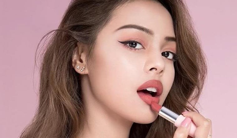  Trộn một chút phấn má tông cam nhạt với phấn tạo khối hoặc phấn mắt nâu lì để tạo màu trung tính tự nhiên.