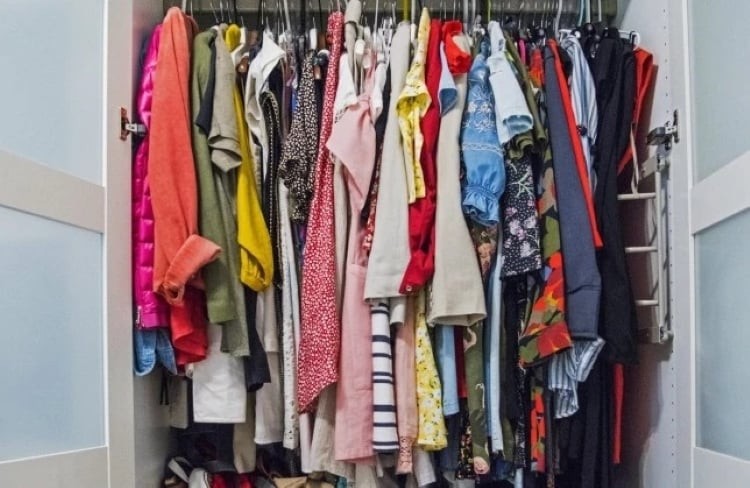 Tủ đồ đầy ắp quần áo