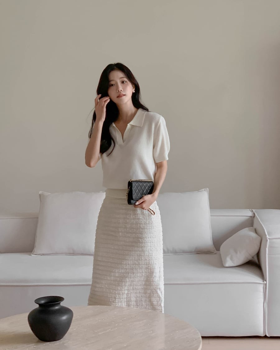 Khi kết hợp với áo len cộc tay có thiết kế đơn giản và chất liệu nhẹ, tổng thể sẽ trở nên hài hòa và hiện đại hơn. 