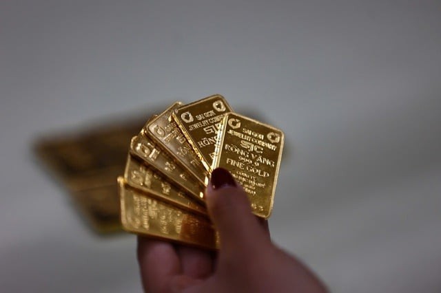 Thị trường vàng trong nước ghi nhận đợt điều chỉnh giảm sâu. Công ty Vàng bạc Đá quý Sài Gòn (SJC) hạ giá vàng miếng tới 5 triệu đồng mỗi lượng, đưa giá mua vào xuống 180,2 triệu đồng và bán ra còn 183,2 triệu đồng. 