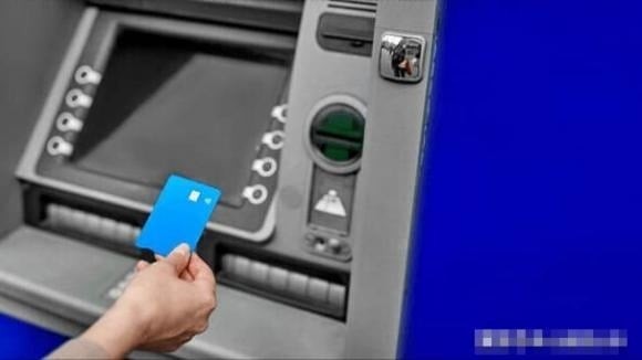 Nhiều người mải đếm tiền nên quên rút thẻ. Sau khoảng 30 giây, nếu không có thao tác, máy ATM sẽ tự động thu hồi thẻ để tránh bị người khác lấy mất. 
