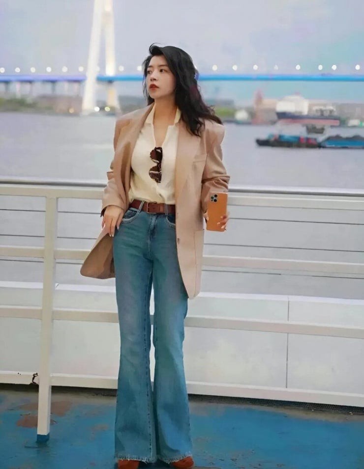 Về màu sắc, các tông trung tính như đen, xám, be hay xanh navy mang lại cảm giác thanh nhã và dễ phối đồ.