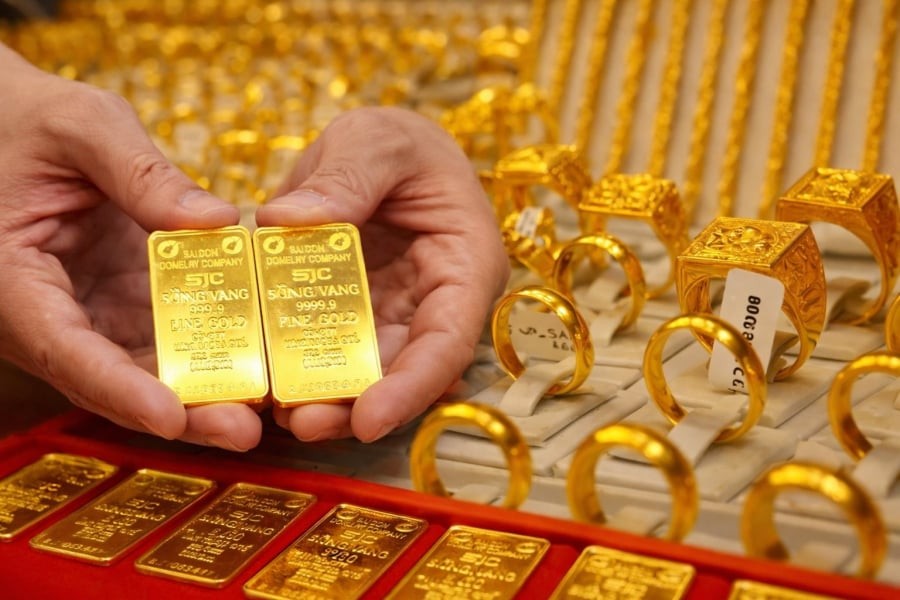 Về lý thuyết, nguy cơ xung đột với Iran leo thang, những bất ổn mới xoay quanh chính sách thuế quan của cựu Tổng thống Donald Trump và áp lực lạm phát cao hơn dự báo tại Mỹ đều là các yếu tố có lợi cho vàng và bạc. 