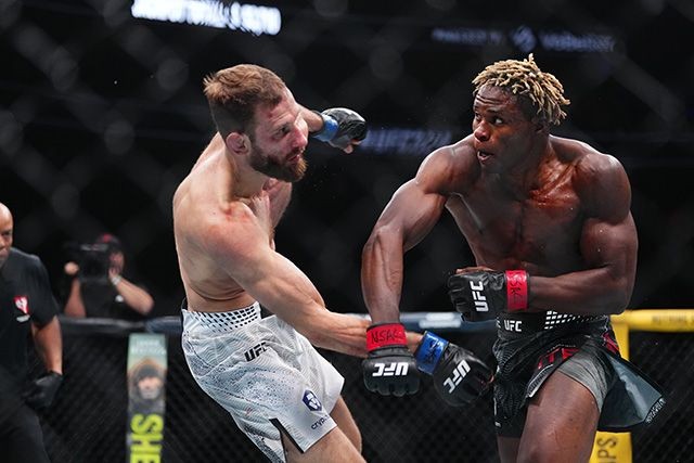 Ateba Abega Gautier giơ cao tay chiến thắng trong lồng bát giác UFC.