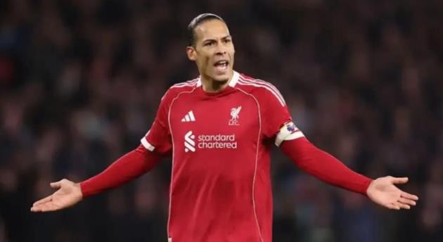 Van Dijk thất vọng sau trận thua Wolves.