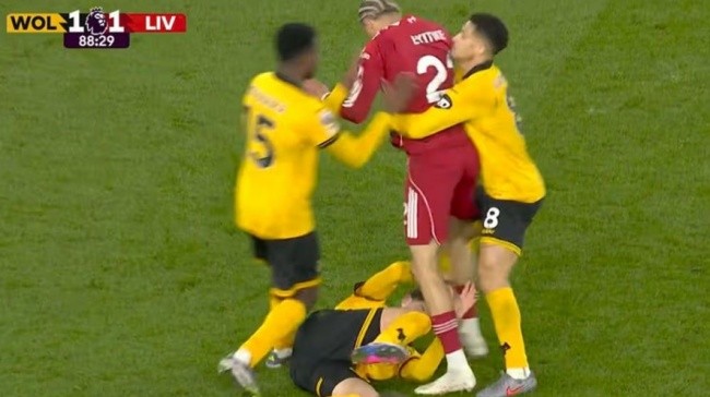 Huge Ekitike xô xát với cầu thủ Wolves.