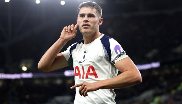 Barca theo sát Van de Ven.