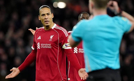 Van Dijk không hài lòng về đồng đội.