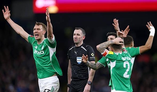 Chris Kavanagh là trọng tài gây nhiều tranh cãi.