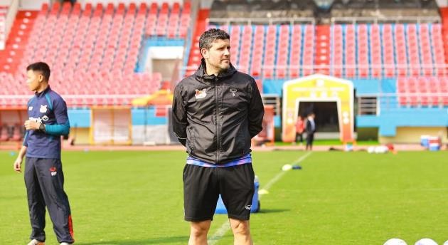 Ninh Bình gây tranh cãi khi sa thải HLV Gerard Albadalejo.