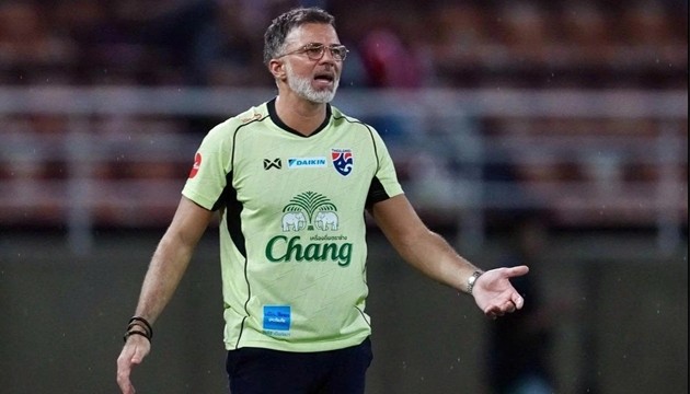 HLV Anthony Hudson đang đứng trước nhiều áp lực lớn.