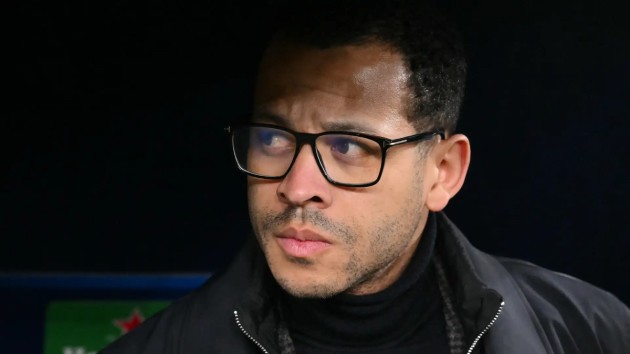 Áp lực lớn đang đè nặng lên đôi vai của HLV Rosenior.