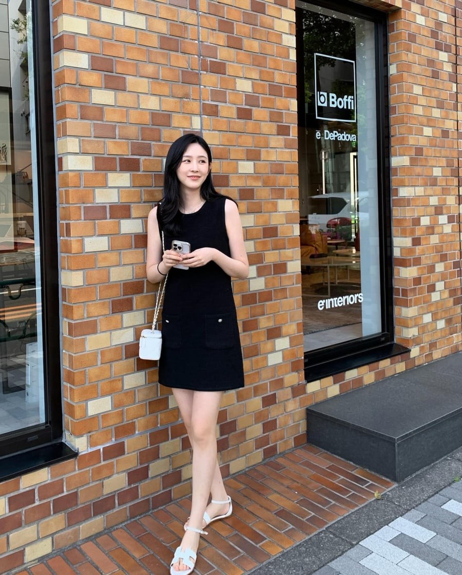 Chân váy ngắn, váy trên gối hoặc quần short cạp cao đều giúp đôi chân trông dài hơn đáng kể.