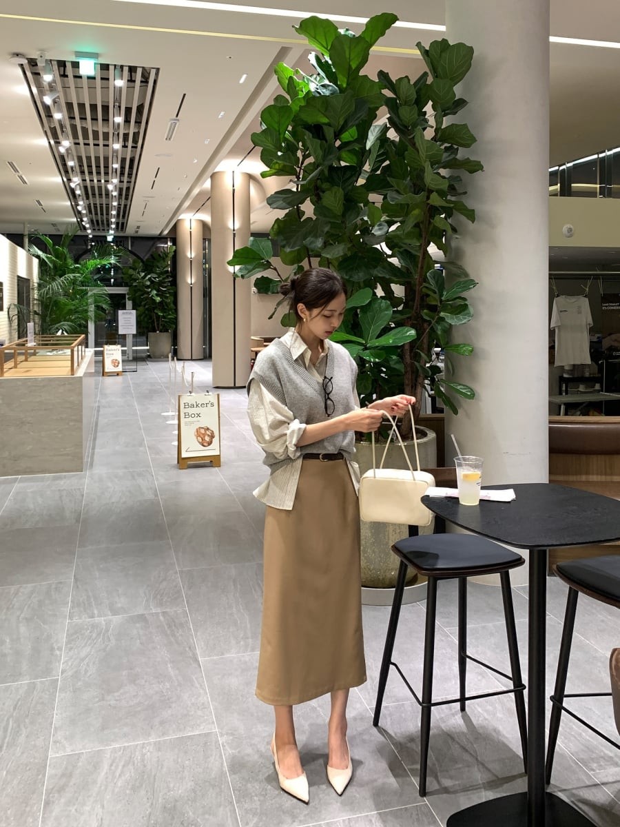  Đây là lựa chọn phù hợp với những ai theo đuổi phong cách thanh lịch kiểu tiết chế, chú trọng cấu trúc hơn là chi tiết trang trí.
