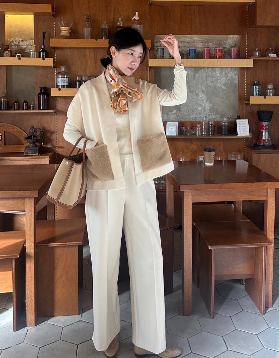 Đường ly chạy dọc giữa thân quần đóng vai trò như một “đường dẫn thị giác” theo chiều thẳng đứng.