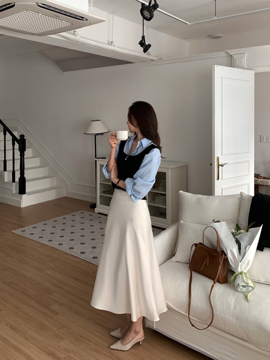 Phom dáng này đặc biệt hữu ích với những người có phần hông hoặc đùi đầy đặn vì giúp điều chỉnh thị giác, làm nổi bật vòng eo mà không cần chi tiết phức tạp.