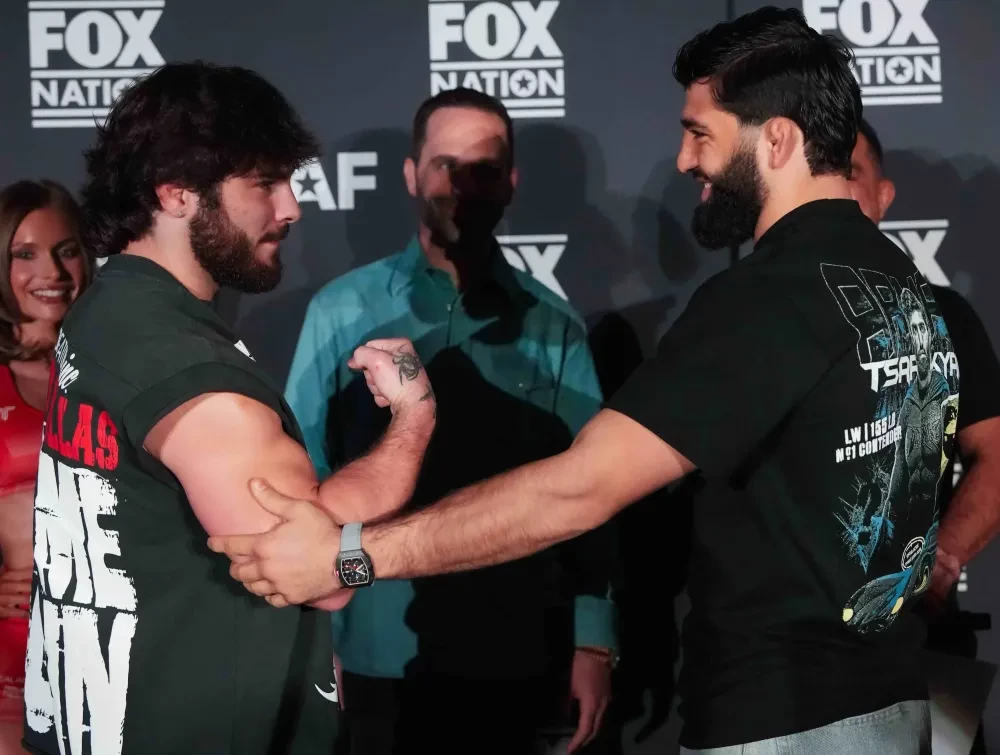 Arman Tsarukyan và Georgio Poullas đối đầu căng thẳng trong trận đấu vật tại RAF 6.