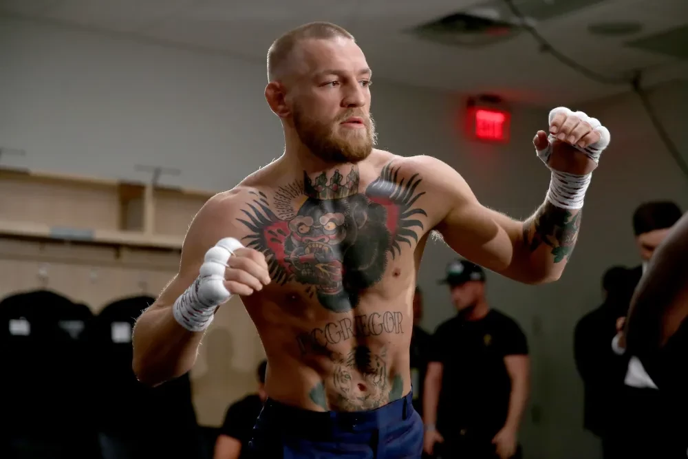 Conor McGregor khởi động trong phòng thay đồ trước trận đấu với Floyd Mayweather Jr. vào năm 2017