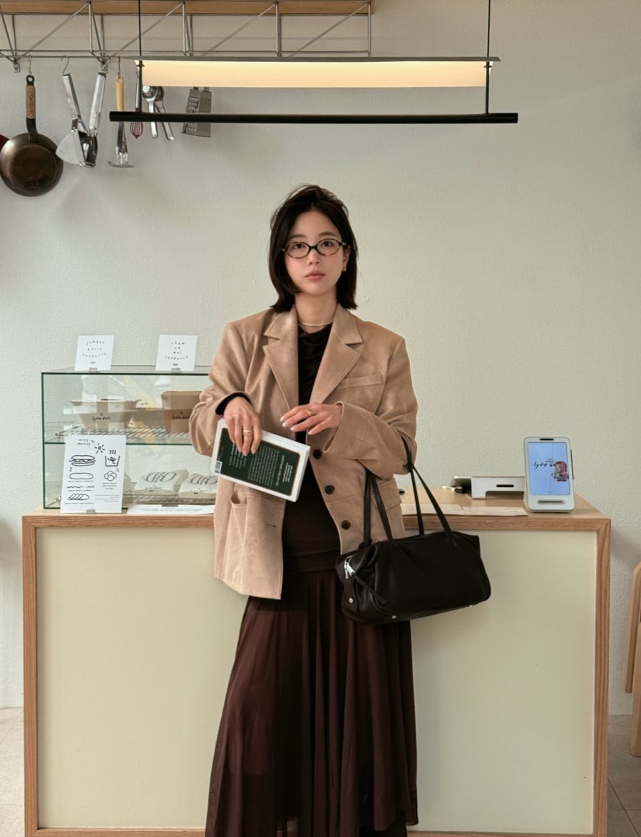 Hoàn thiện bằng giày cao gót hoặc boots cổ thấp sẽ giúp bộ trang phục đạt được độ sang trọng cần thiết mà vẫn giữ nét hiện đại.