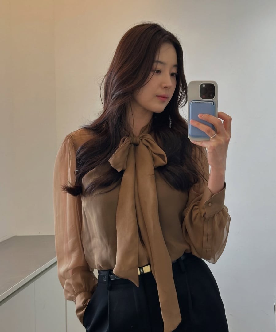 Quần âu màu đen, nâu hoặc xám luôn là nền tảng vững chắc cho phong cách thanh lịch. 