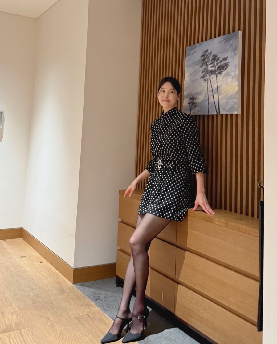 Chất liệu đóng vai trò quan trọng trong việc định hình phong cách, với len mỏng, cotton dày hoặc đũi tạo cảm giác thoải mái và phù hợp cho nhiều hoàn cảnh.