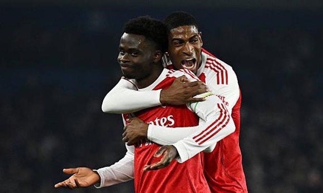 Bukayo Saka ghi bàn giúp Arsenal đánh bại Brighton.