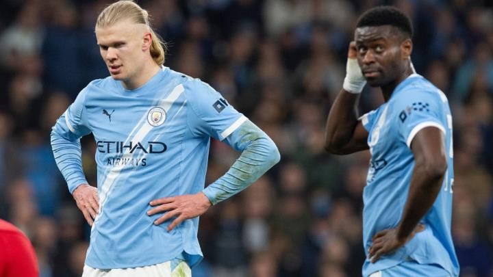 Man City thất thế trước Arsenal trong cuộc đua vô địch.