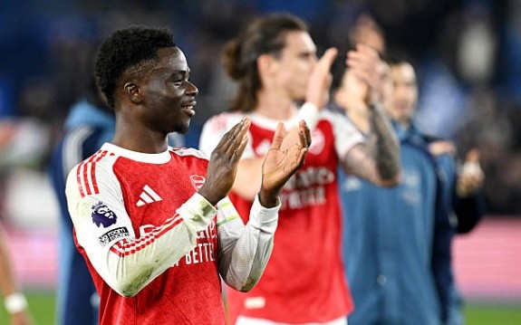 Saka hóa người hùng của Arsenal.
