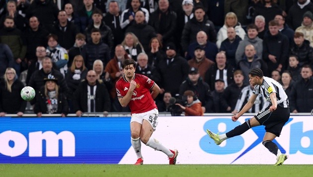 Osula tung cú đá nhấn chìm Newcastle.