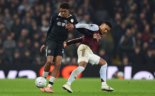 Wesley Fofana (6.9): Trở lại sau án treo giò nhưng thi đấu thiếu chắc chắn. Trung vệ người Pháp tỏ ra thất thế và ngã quá dễ dàng trong pha tranh chấp với Watkins, rất may là tiền đạo đối phương đã bỏ lỡ cơ hội. Fofana cần mạnh mẽ hơn nữa.