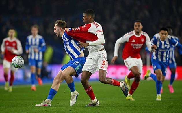 Cristhian Mosquera (7/10): Thay thế Saliba chấn thương và sớm nhận thẻ vàng. Tuy nhiên, anh xử lý tình huống bình tĩnh và có nhiều pha cắt bóng quan trọng.