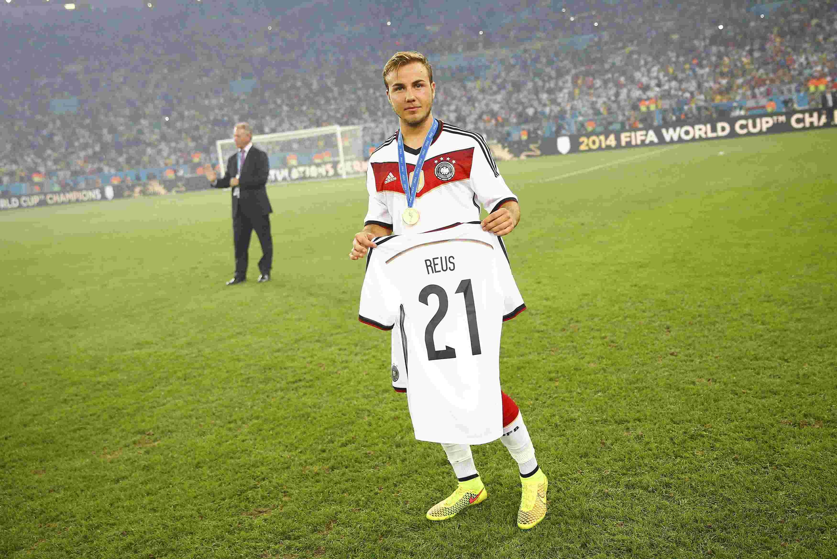 Gotze nâng cúp nhưng không quên người bạn mình.
