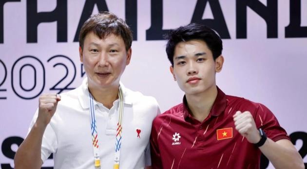 HLV Kim Sang-sik và Đình Bắc được bộ vinh danh.