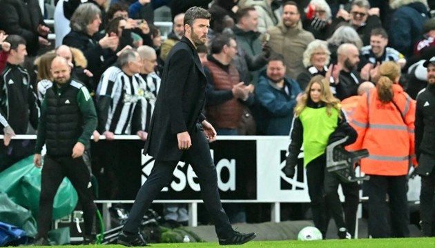 Carrick không thể hài lòng với thất bại của Man United.