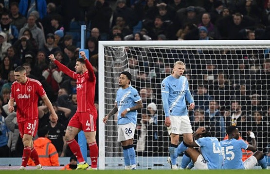 Man City chia điểm trước Forest.