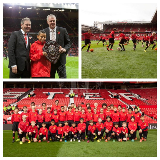 Hình ảnh Osula nhận giải thưởng ở Old Trafford.