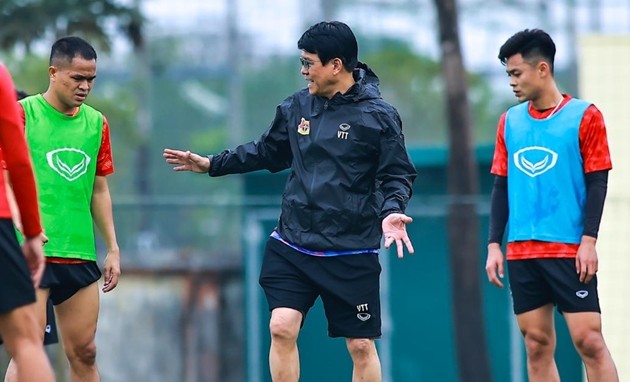 Huấn luyện viên Mai Tiến Thành tập buổi đầu với Ninh Bình.